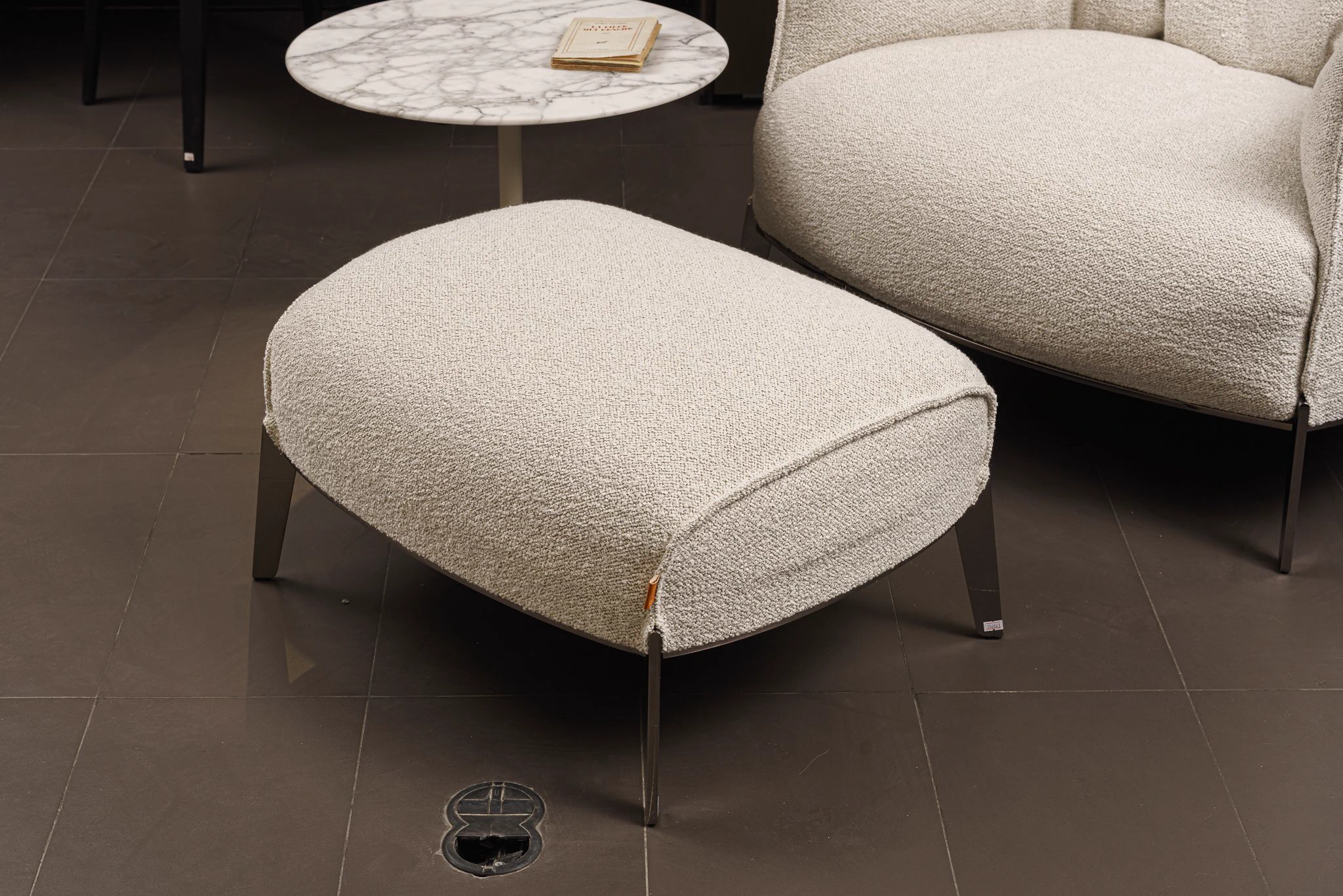 Пуф Archibald Gran Comfort Loop Greggio — Poltrona Frau, ткань