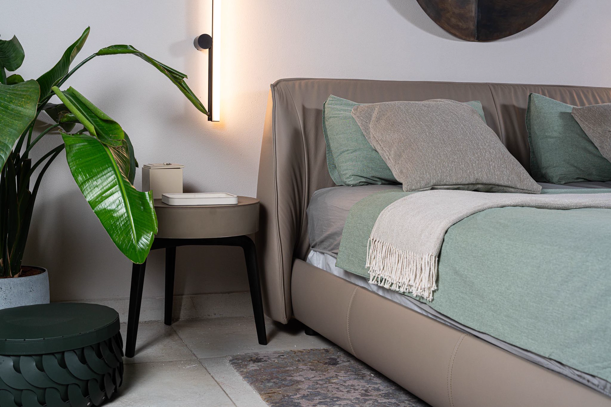 Классический стиль Кровать Archibald SC Maggese — Poltrona Frau, кожа, фото 4