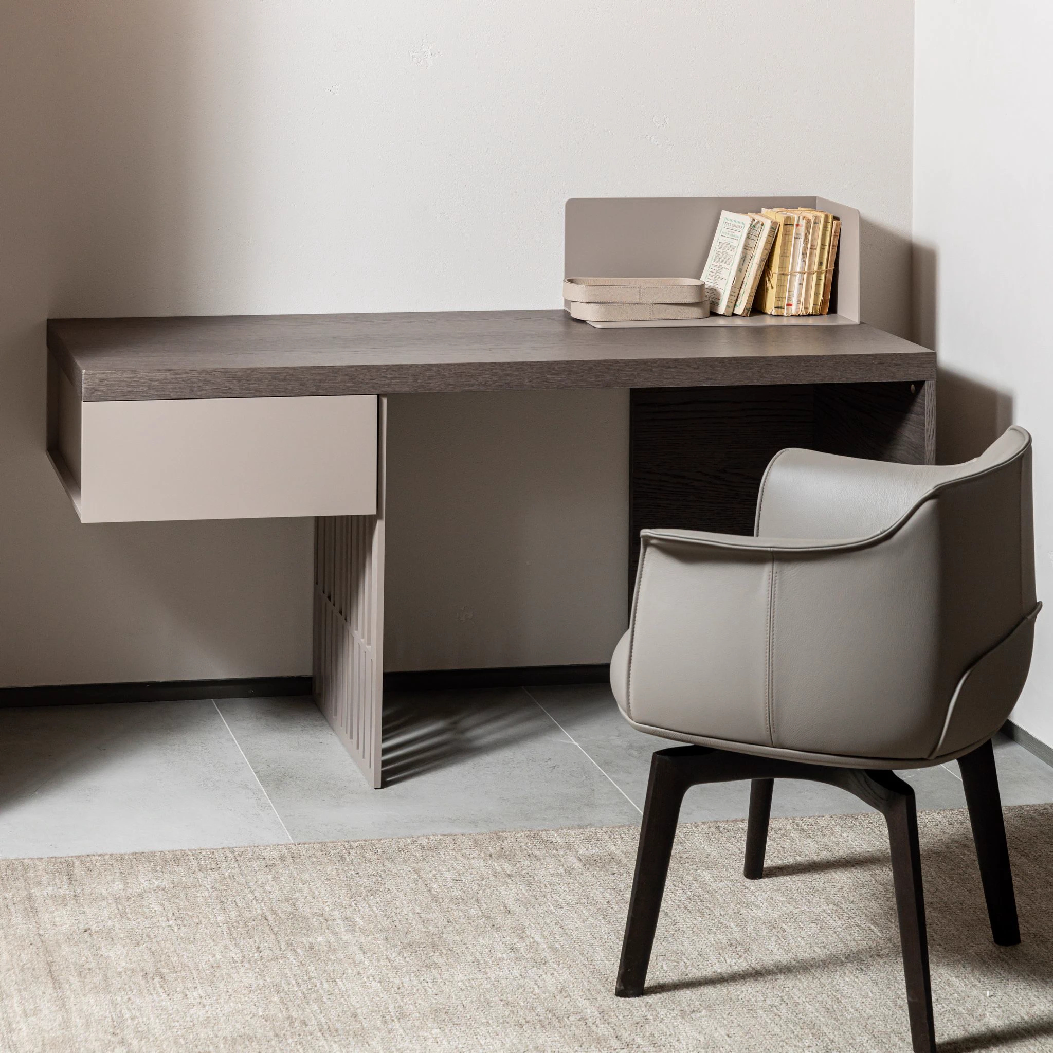 Стул Archibald Swivel Topo — Poltrona Frau, кожа