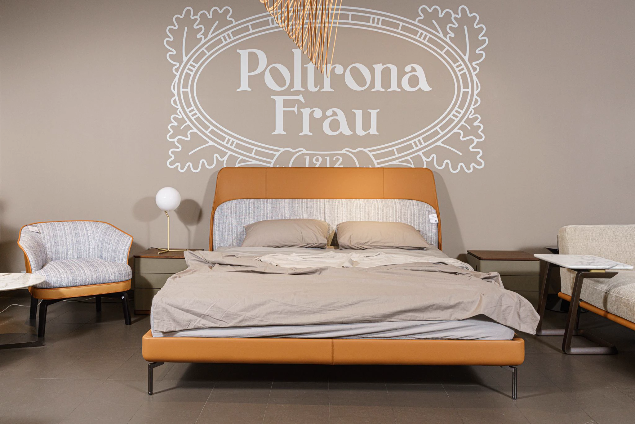 Кровать Coupe с кожаным изголовьем — Poltrona Frau, фото 2
