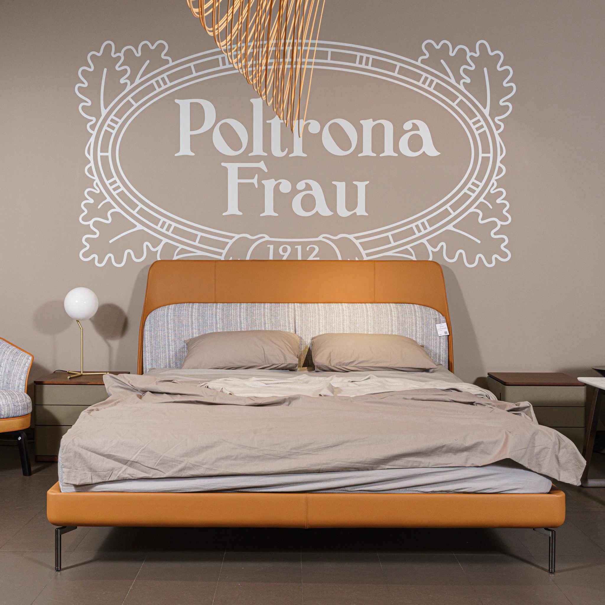Кровать Coupe с кожаным изголовьем — Poltrona Frau