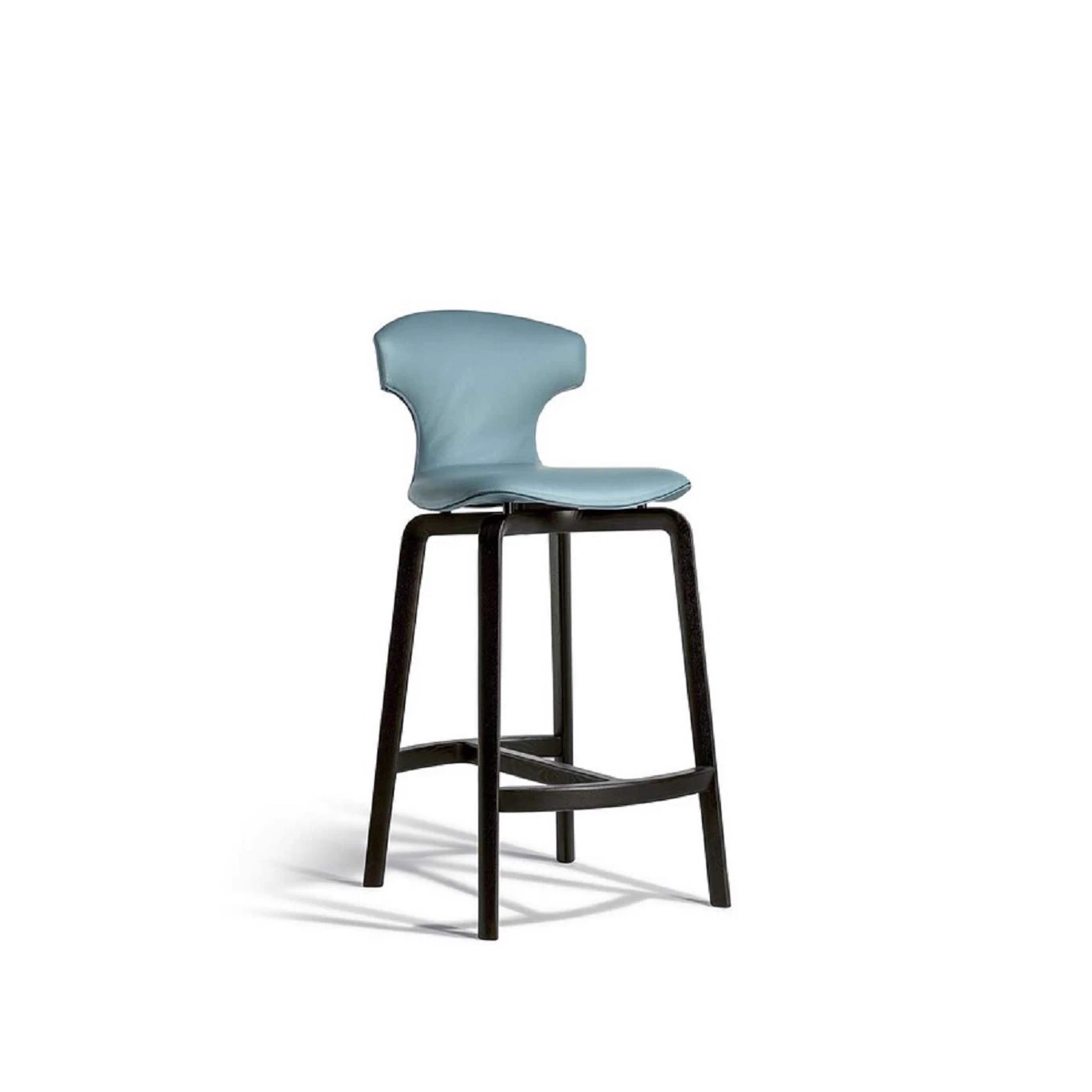Каркас и наполнение: дерево. Современный дизайн Барный стул Montera Mas Stool Wooden Base — Poltrona Frau, кожа