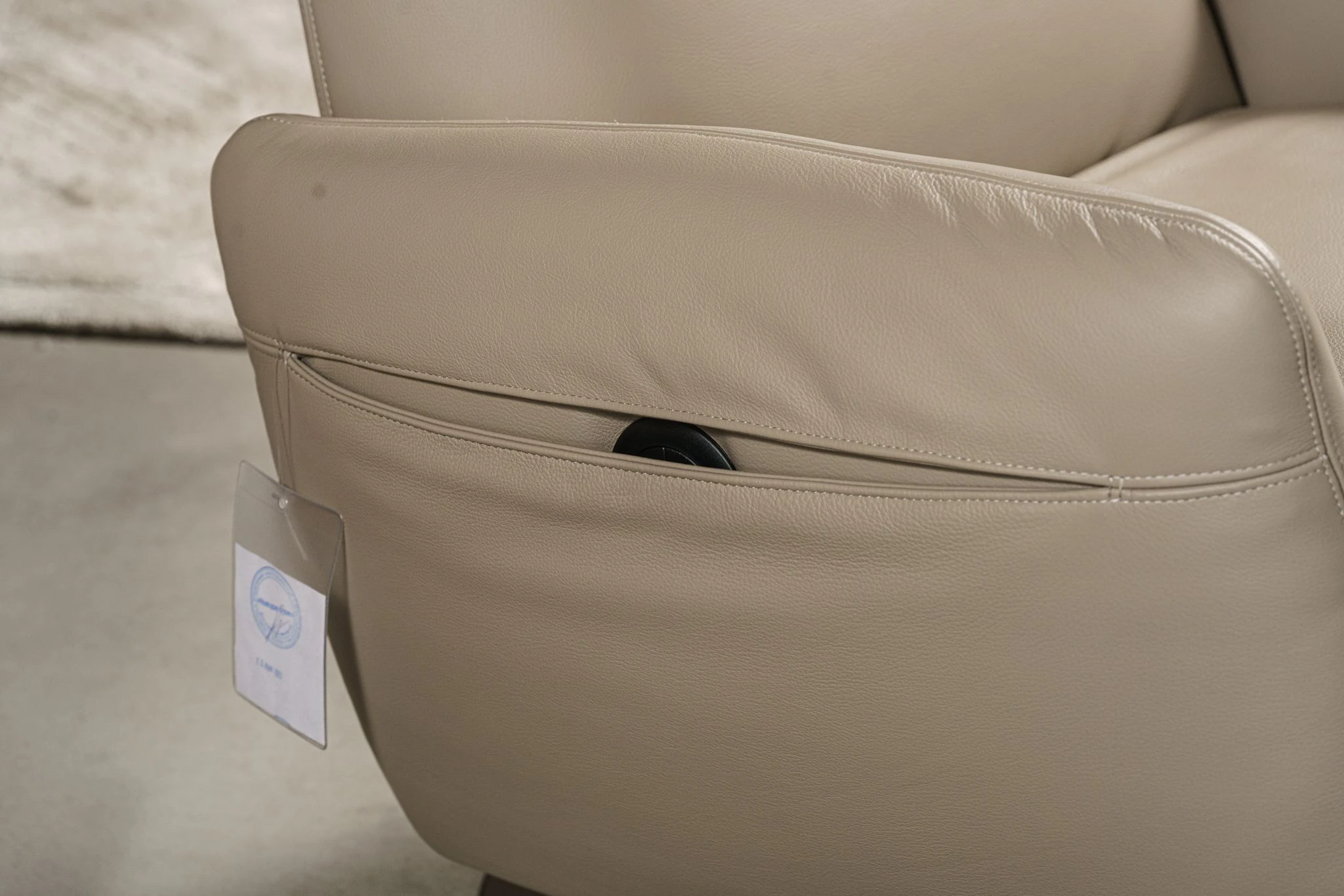 Кресло Pillow SC Cachemire Electric — Poltrona Frau, кожа, фото 6