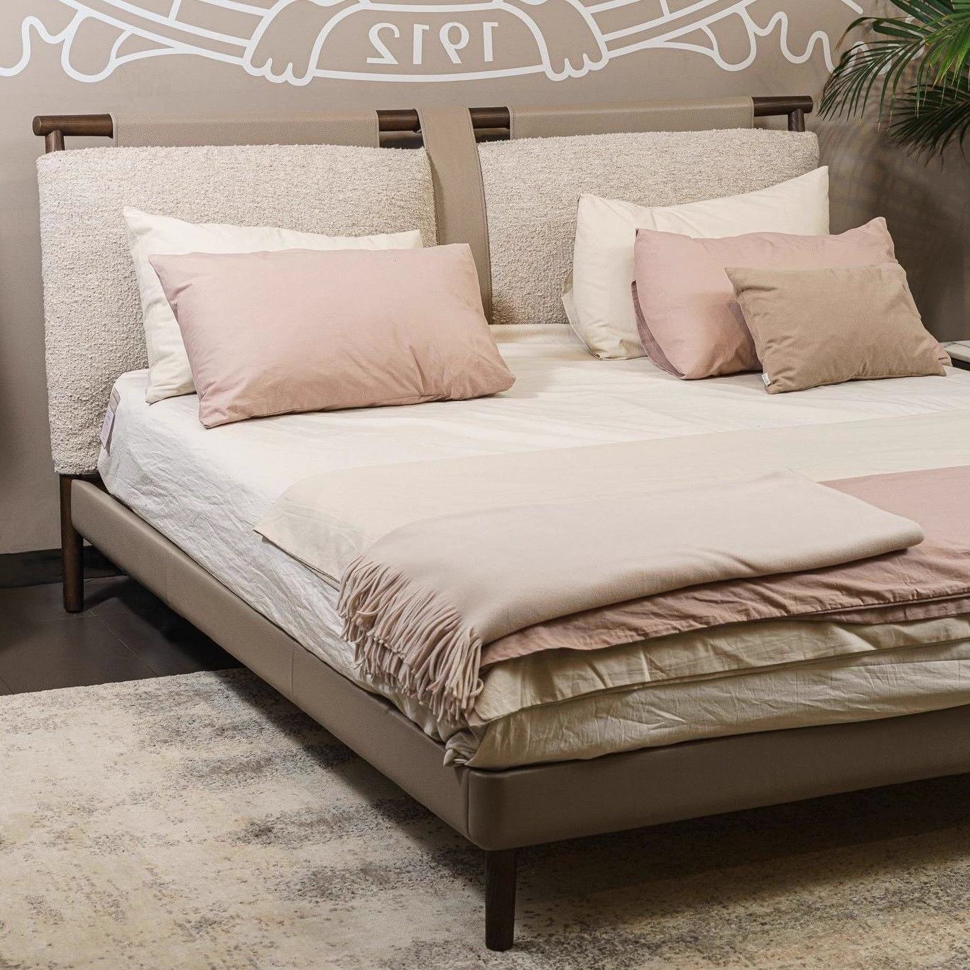 Кровать Times Light Brown / Pelle promice — Poltrona Frau, кожа