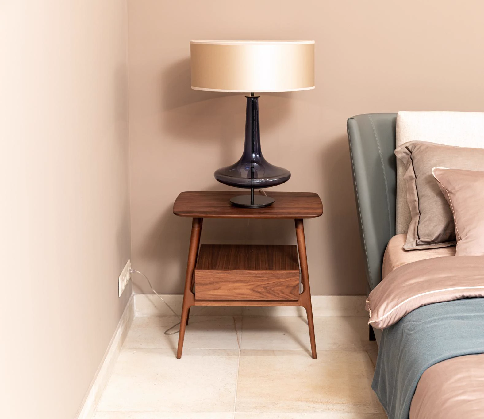 Прикроватная тумбочка Bilot canaletta walnut — Porada, массив дерева, фото 6