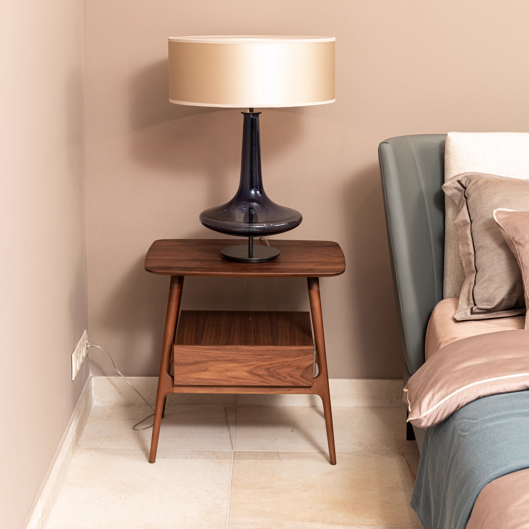 Прикроватная тумбочка Bilot canaletta walnut — Porada, массив дерева
