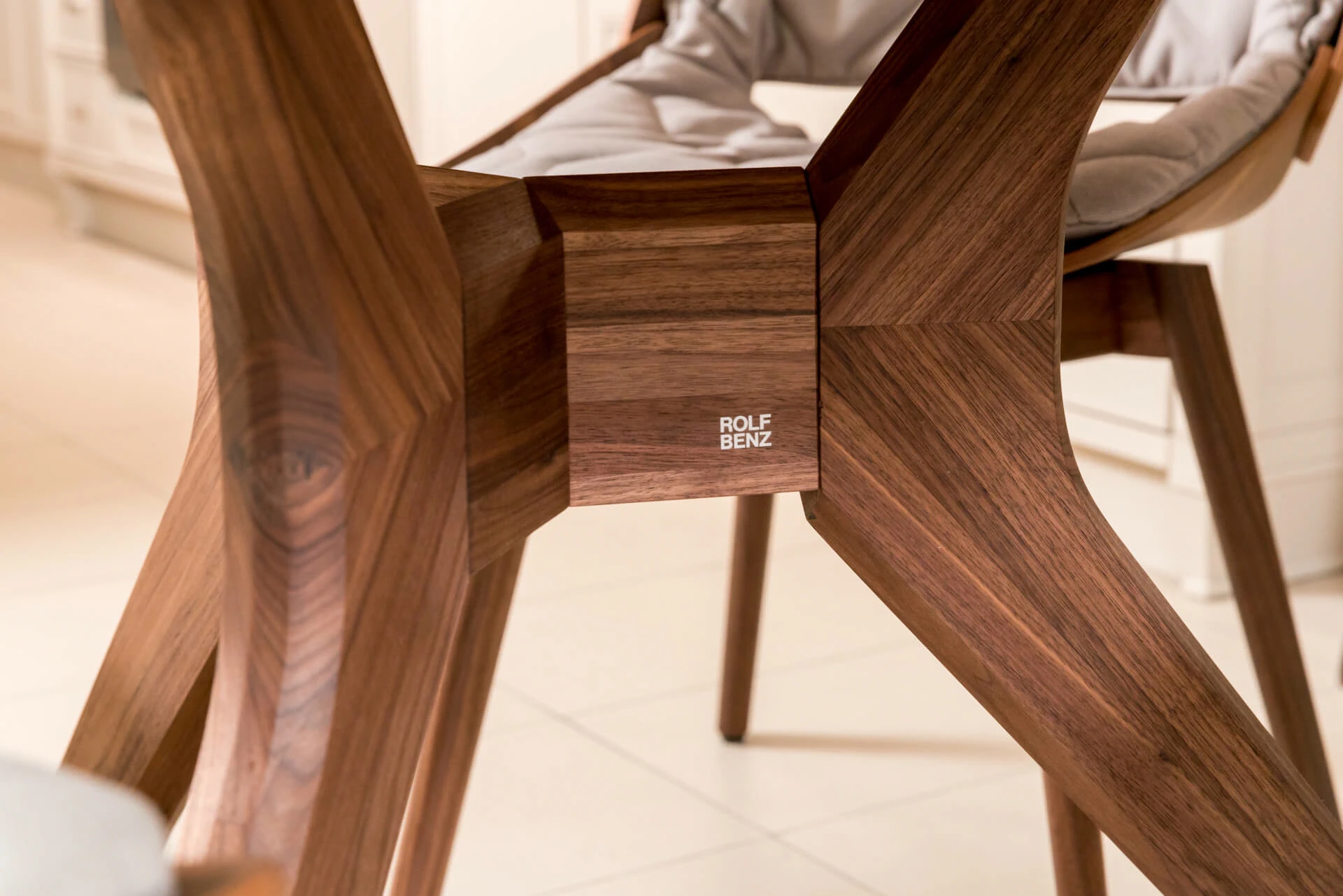 Стол 965 American walnut — Rolf-benz, массив дерева, фото 3
