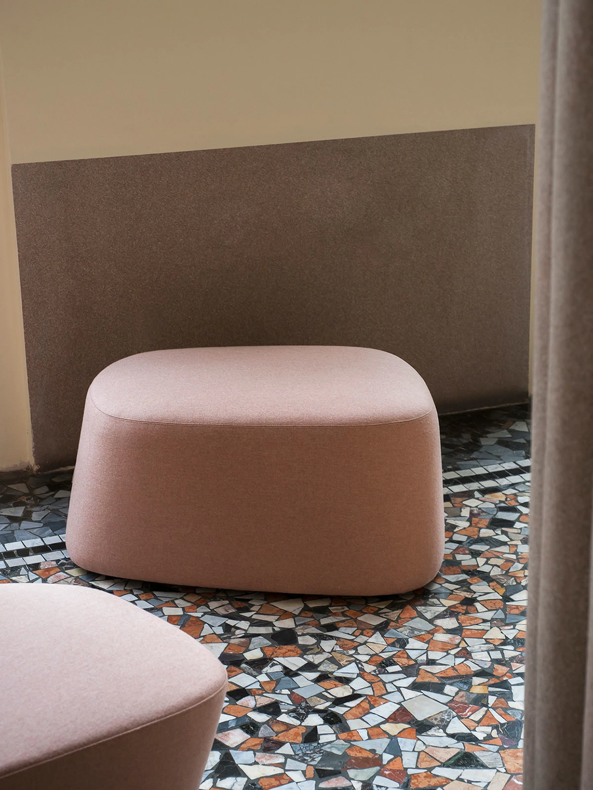 Каркас и наполнение: дерево, пенополиуретан. Современный дизайн Пуф Float — Tacchini, дерево, фото 4
